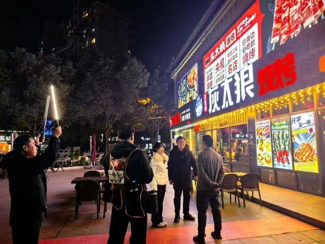 版“大学路”一条街的温暖“突围”CQ9电子最新网站冬夜里的闵行(图3)