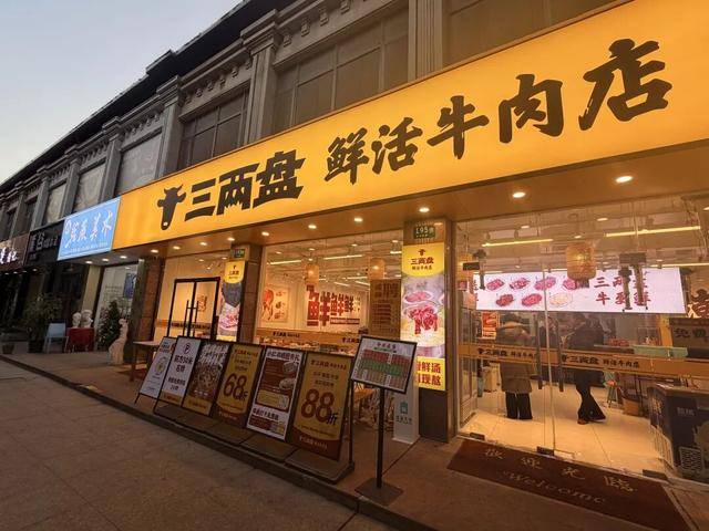 版“大学路”一条街的温暖“突围”CQ9电子最新网站冬夜里的闵行(图6)